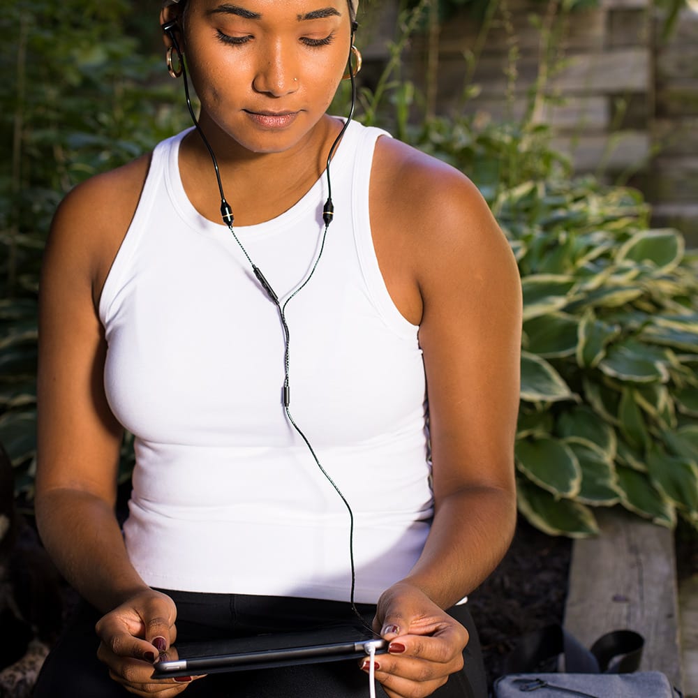 Tablet pad designed to reduce wireless radiation exposure